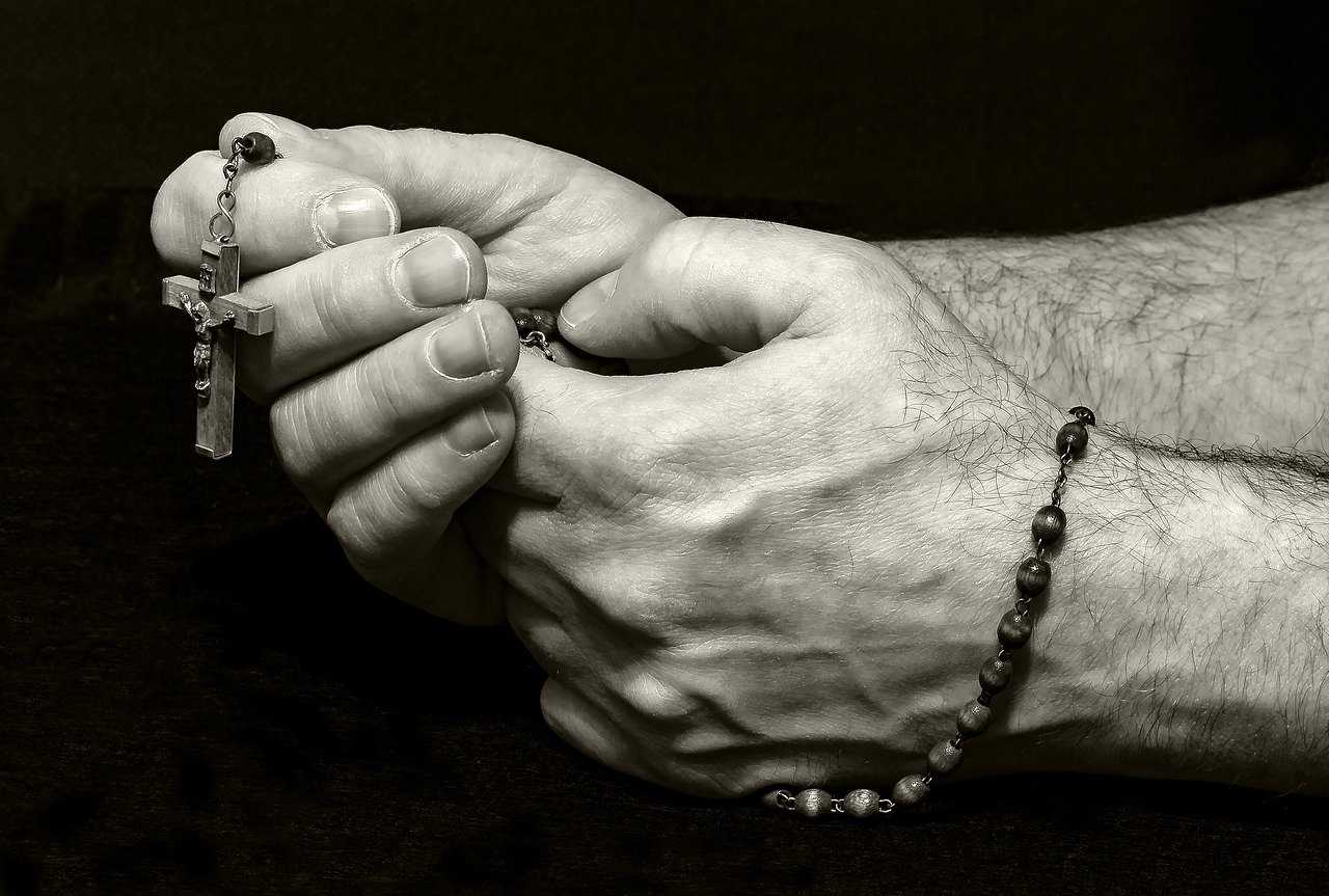 Come si recita il Rosario intero?